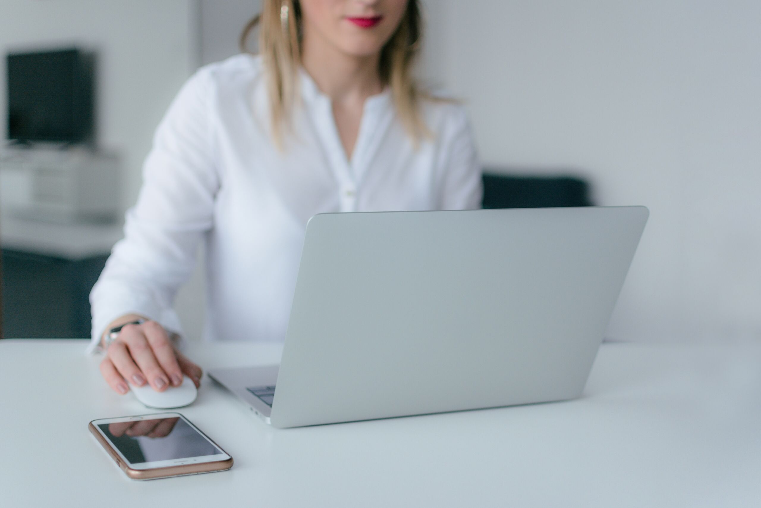 femme-devant-un-ordinateur