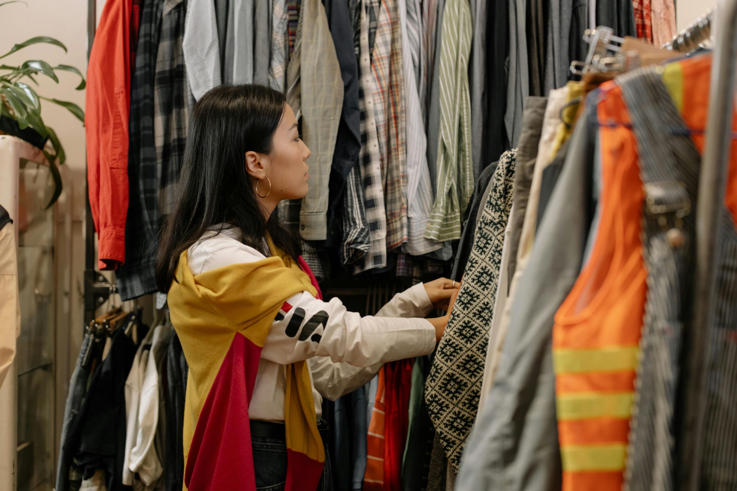 #Réutilisons : grâce aux friperies, au troc, et aux dons, il est possible de donner une seconde vie aux vêtements.